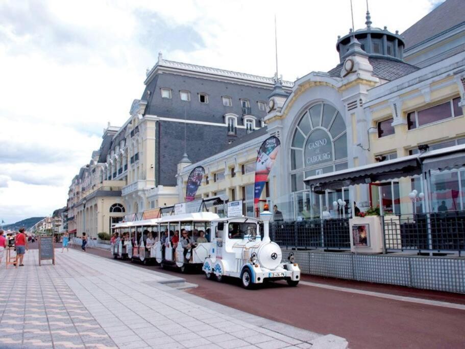 Cabourg, Appartement T2 Acces Direct Mer Extérieur photo